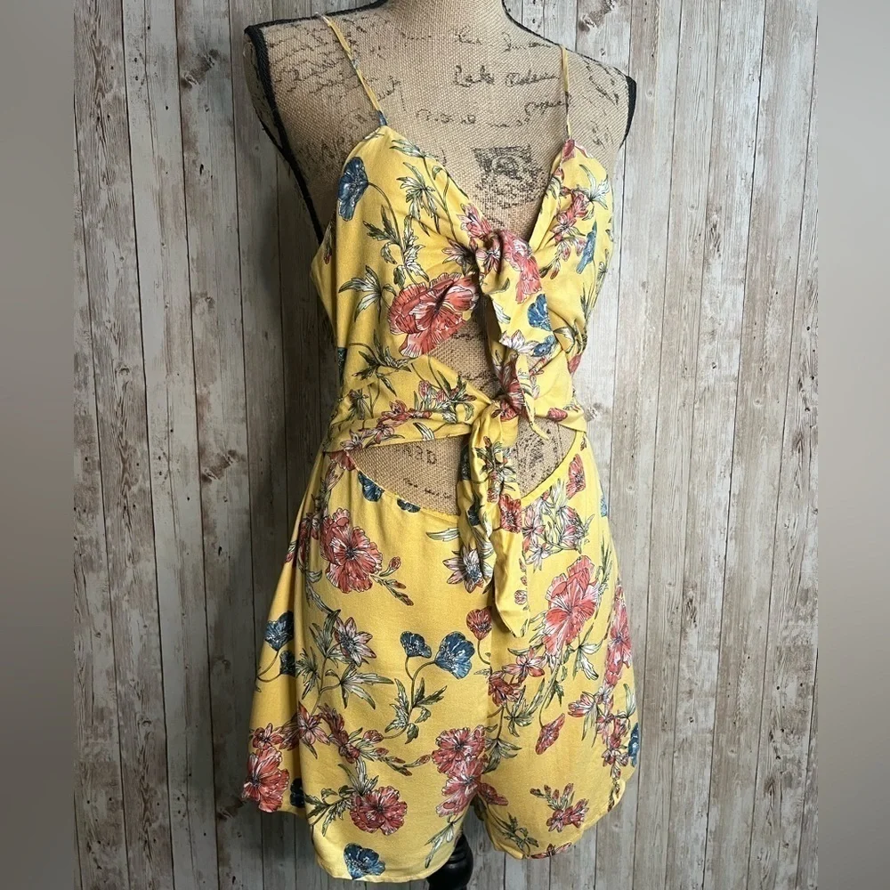 Lush Tie-Front Yellow Floral Size L Shorts Romper